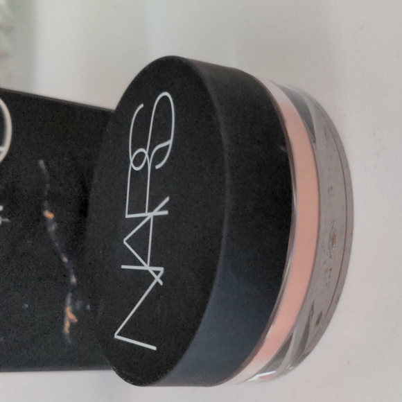 NARS ILLUMINATING LOOSE POWDER NET WT .0.09 Oz.2.5g - Picture 2 of 4
